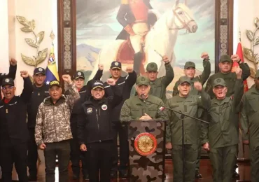 Fuerza Armada de Venezuela prometió su "absoluta lealtad" a Maduro pese al clamor de la oposición