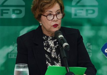 Exministra Pimentel explica que no aceptó ni pagó útiles escolares de mala calidad