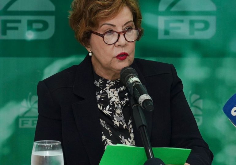 Exministra Pimentel explica que no aceptó ni pagó útiles escolares de mala calidad