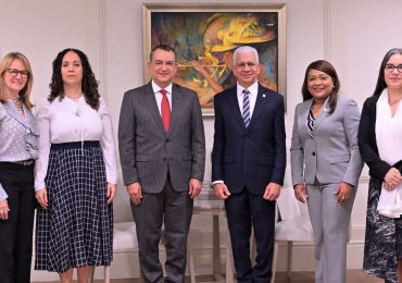 Ricardo de los Santos recibe de presidente JCE y representantes PNUD propuesta para capacitar legisladoras