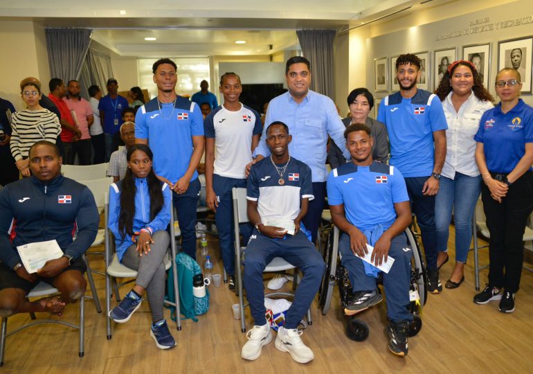 Ministro de Deportes, Kelvin Cruz, entrega de incentivos a los atletas paralímpicos