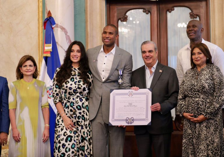 Condecoran con la Orden del Mérito de Duarte, Sánchez y Mella en el Grado de Caballero al destacado baloncestista dominicano Al Horford