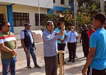 Maestro Juan Arias Fuentes recibe la antorcha de los Juegos Tony Barreiro en UASD recinto Santiago