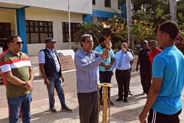 Maestro Juan Arias Fuentes recibe la antorcha de los Juegos Tony Barreiro en UASD recinto Santiago