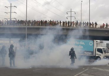 La policía comienza a despejar vías bloqueadas por protesta de transportistas en Colombia