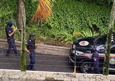 Opositores venezolanos asilados en la Embajada argentina en Caracas denunciaron que están sin luz y con accesos a la sede tomados por el régimen