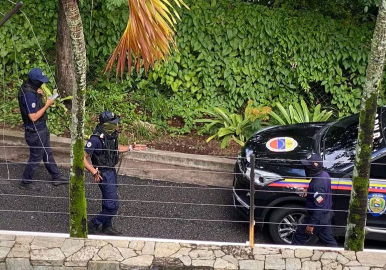 Opositores venezolanos asilados en la Embajada argentina en Caracas denunciaron que están sin luz y con accesos a la sede tomados por el régimen