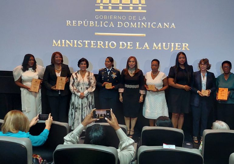 Ministerio de la Mujer presenta libros y documentales homenajeando a mujeres meritorias