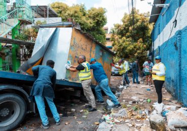 Alcaldía del DN recupera espacios públicos y retira chatarras en Manganagua