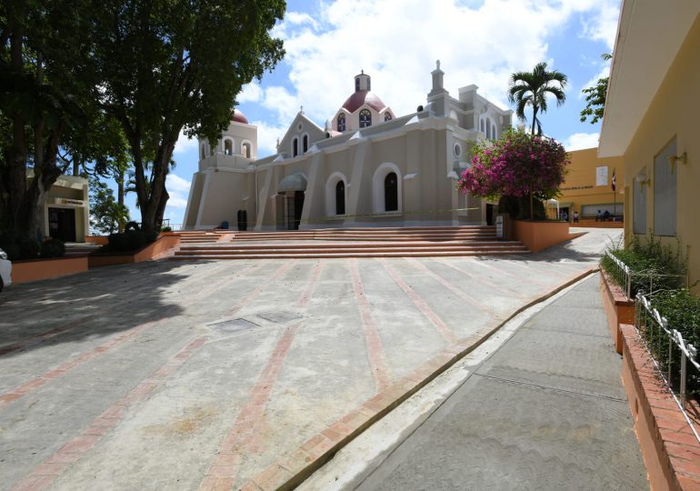 MOPC reconstruye parqueo y aceras en santuario del Santo Cerro