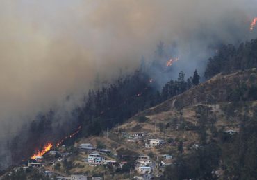 Quito en "emergencia" por 27 incendios forestales que dejan seis heridos