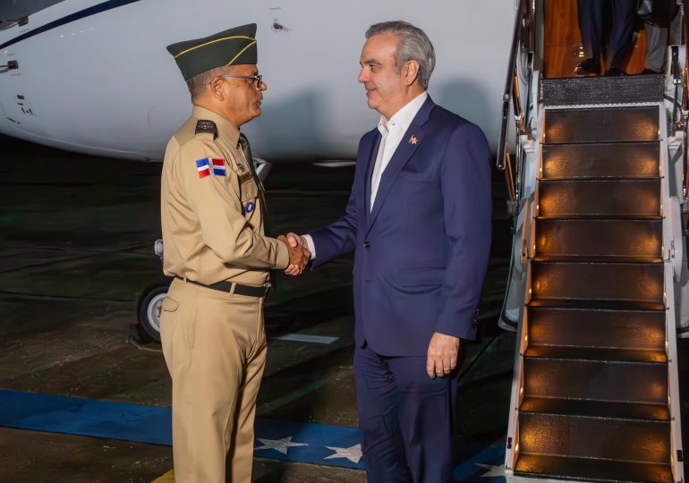 Presidente Abinader regresa de Estados Unidos tras destacada participación en conferencias en Nueva York y Washington D.C.