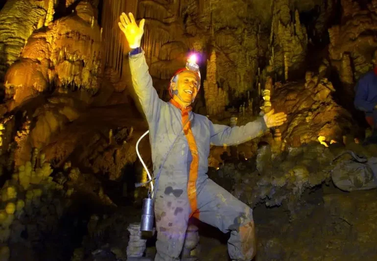 Michel Siffre: El científico que se aisló en una cueva sin reloj, ni luz solar