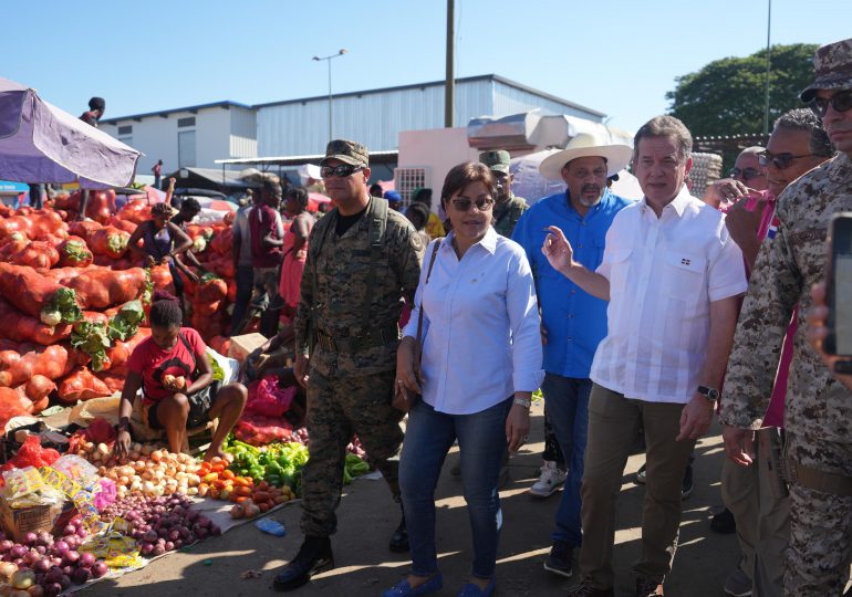 Ministro Bisonó recorre mercado Binacional de Dajabón