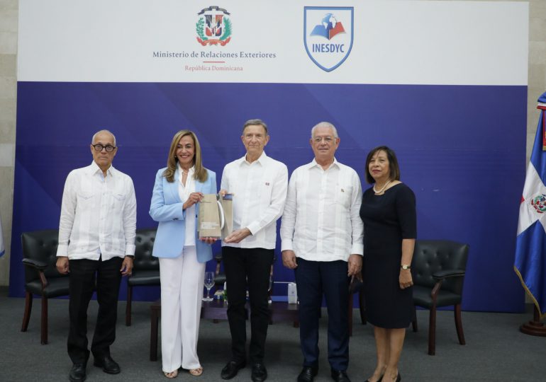 Lanza el libro “Ceremoniales de Presentación de Cartas Credenciales”, autoría de Ada Hernández embajadora alterna ante la UNESCO