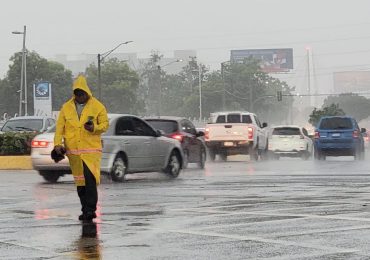 Ciudad de Santo Domingo bajo agua por onda tropical y una vaguada que inciden en el país