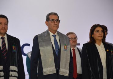 UNICARIBE celebra quincuagésima tercera graduación ordinaria y rinde homenaje al Teniente General (R) Carlos Luciano Díaz Morfa, E.R.D.