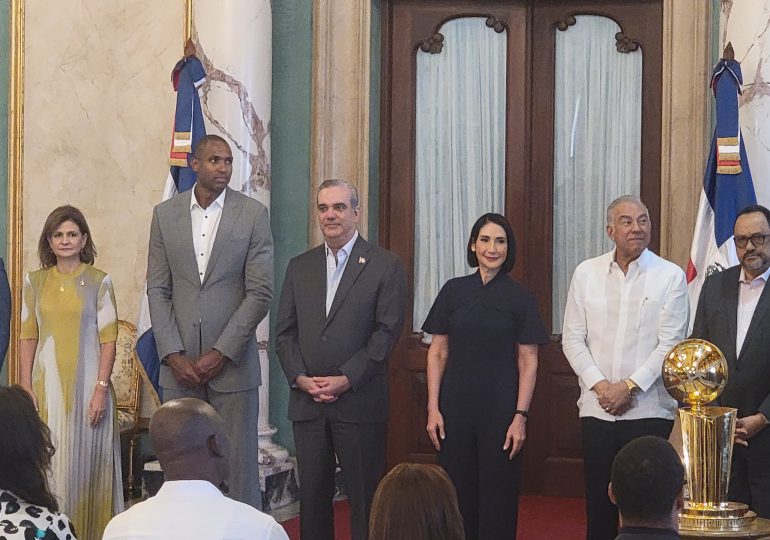 Presidente condecora con la Orden del Mérito de Duarte, Sánchez y Mella en el grado de caballero al NBA Al Horford