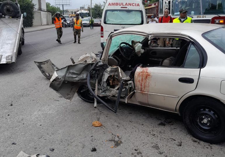 Accidente de tránsito en Santiago deja a una persona atrapada