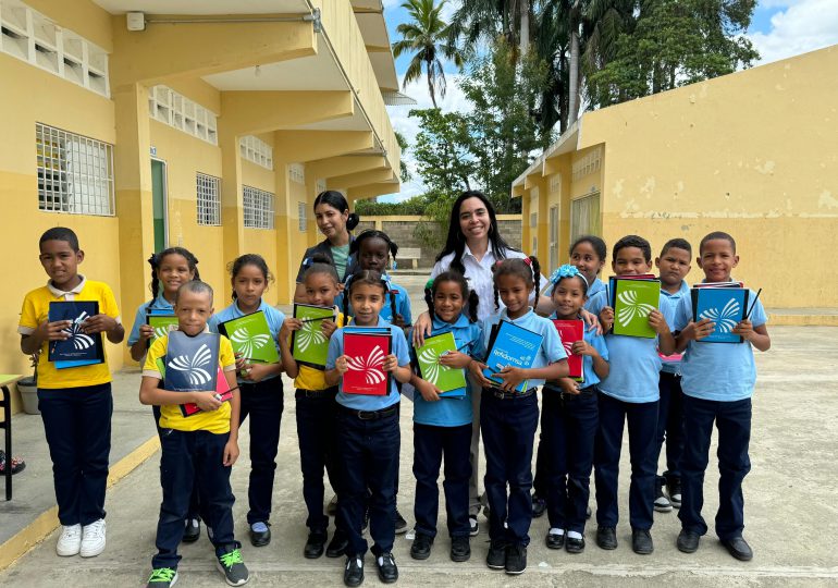 Fundación Refidomsa entrega útiles escolares a cientos de niños de todo el país