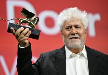 Almodóvar en la Mostra: "Despedirse de este mundo dignamente es un derecho fundamental"