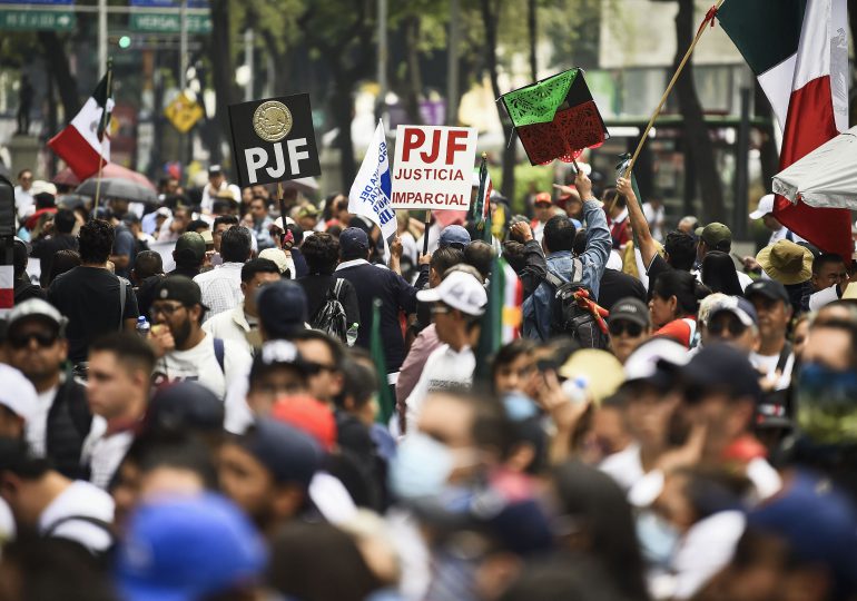 Manifestantes irrumpen en Senado de México y frenan debate de reforma judicial