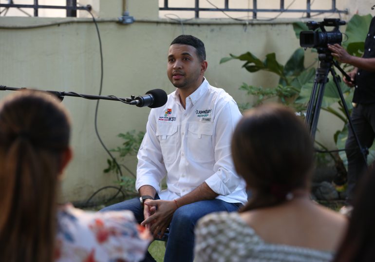 Ministro de la Juventud, Carlos Valdez, presenta primer episodio del podcast "Hablando con el #31"