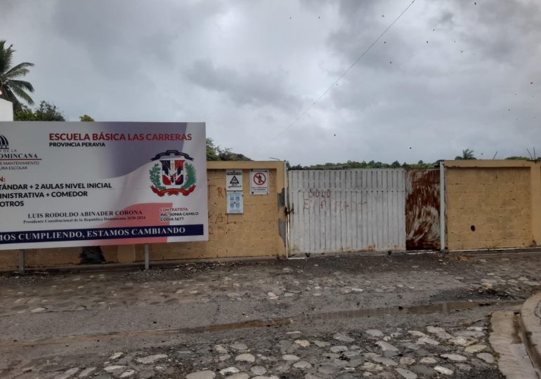 Protesta en Las Carreras, Peravia, por paralización de construcción de escuela básica