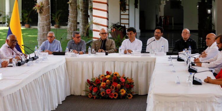 Gobierno colombiano y una disidencia de FARC acuerdan reactivar diálogos