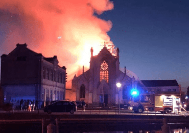 Un incendio arrasa la iglesia de la Inmaculada Concepción en la localidad francesa de Saint-Omer