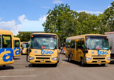 San Juan de la Maguana y Barahona reciben autobuses para el transporte escolar