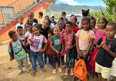 Steffany Constanza lleva alegría a niños de Constanza