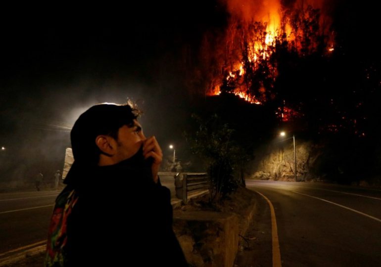 Quito enfrenta una situación "crítica" a causa de cinco incendios forestales simultáneos