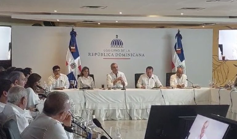 En Santo Domingo Este, Luis Abinader anuncia reconstrucción de la carretera Mella en los próximos meses