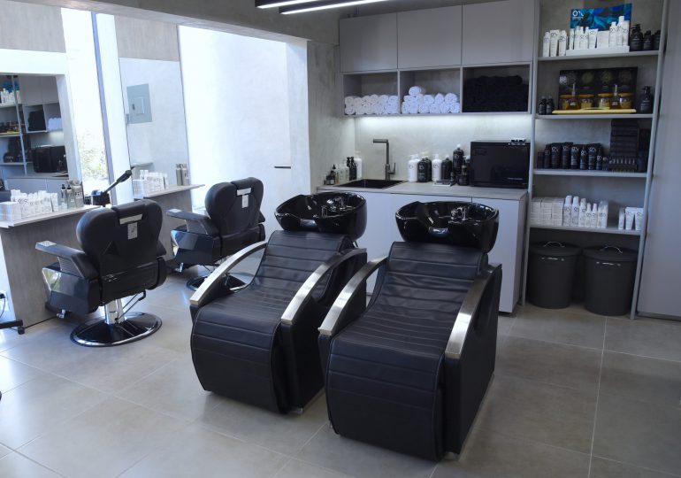 Keyther Estévez inaugura Luxury Barber 2580 Studio