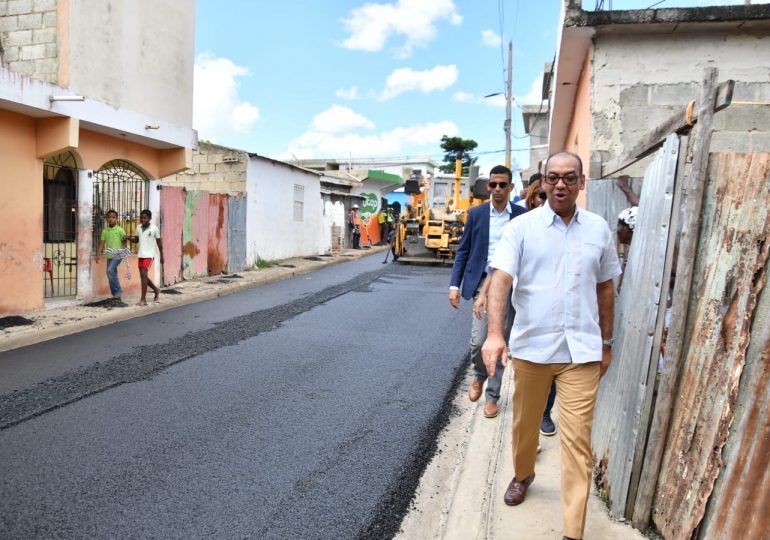 Deligne Ascención supervisa trabajos asfaltado y construcción de aceras y contenes en La Romana