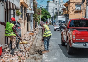 Alcaldía del Distrito Nacional construye aceras, contenes e imborrables en distintos sectores de la capital