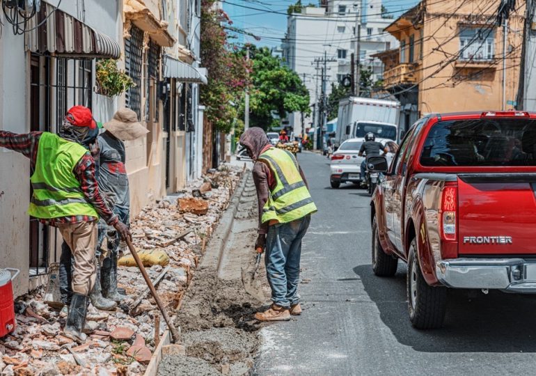 Alcaldía del Distrito Nacional construye aceras, contenes e imbornales en distintos sectores de la capital