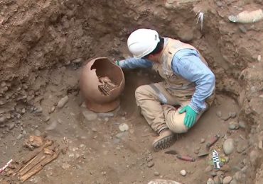 Encuentran restos de niño y adulto de 1,300 años de antigüedad en Perú