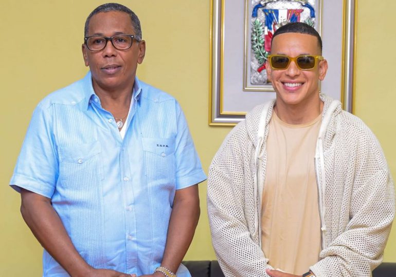 Daddy Yankee visita Comedores Económicos