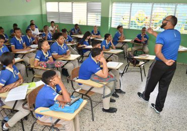 Abinader: Unos 147 mil estudiantes de las escuelas públicas son haitianos