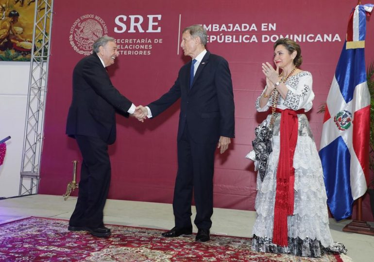 Roberto Álvarez participa en la celebración de la Independencia de México