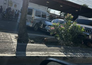 <strong>Camión pierde el control y provoca accidente que deja un muerto y un herido en Villa Duarte</strong>