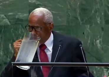 Video| Edgard Leblanc bebió agua de la jarra durante discurso en la ONU