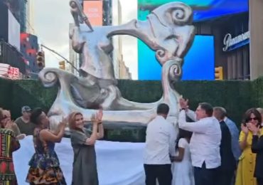 Escultura de Iván Tovar se inaugura en Times Square