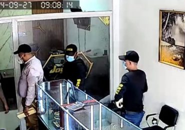 Video| Hombres “disfrazados” de  agentes DNCD roban unos RD$ 9 millones en joyería en Barahona