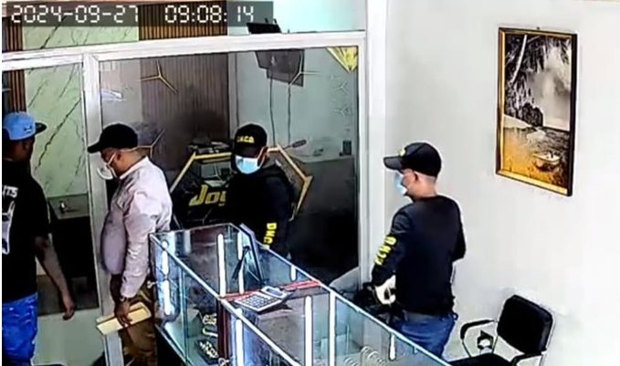 Video| Hombres “disfrazados” de  agentes DNCD roban unos RD$ 9 millones en joyería en Barahona