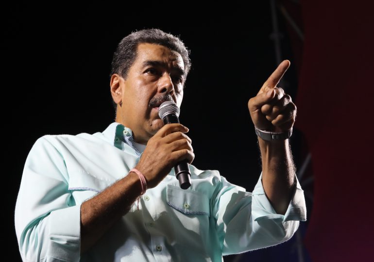 “Junto al pueblo”,  Maduro afirma se juramentará como presidente en enero