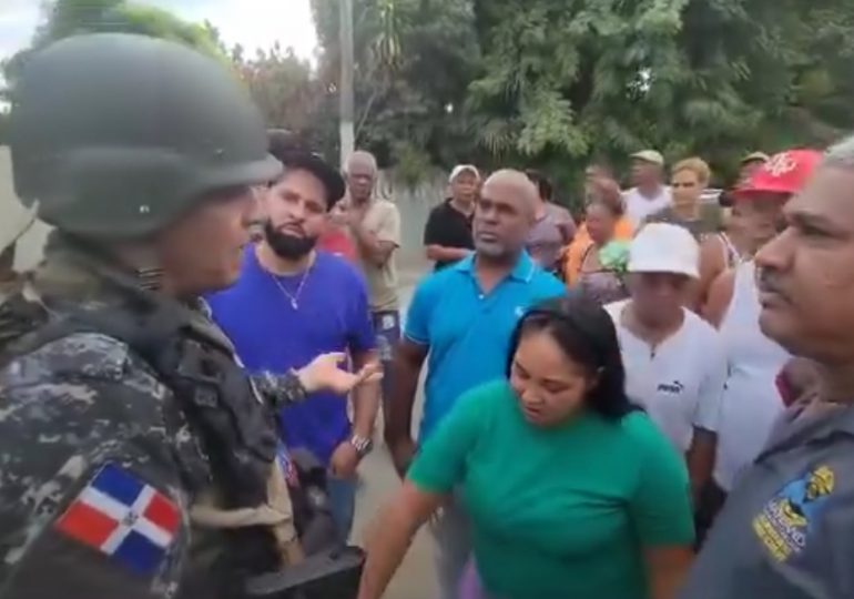 Se viraliza incómodo momento entre una manifestante y un policía