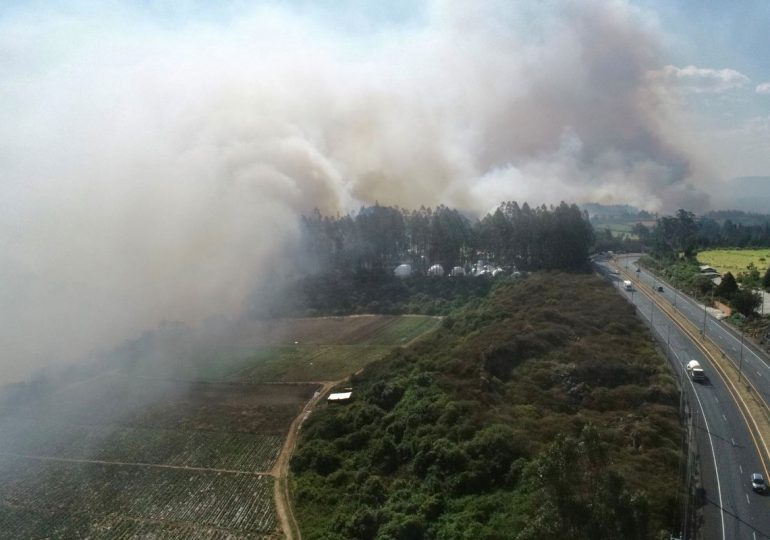 Cuatro incendios forestales cubren a Quito de humo y ceniza